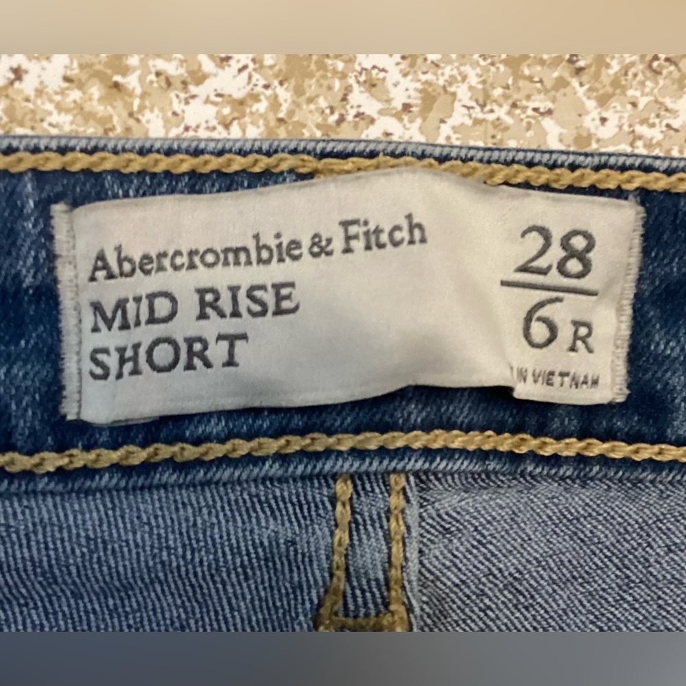 Abercrombie & Fitch Mid-Rise Short - Picture 3 of 8